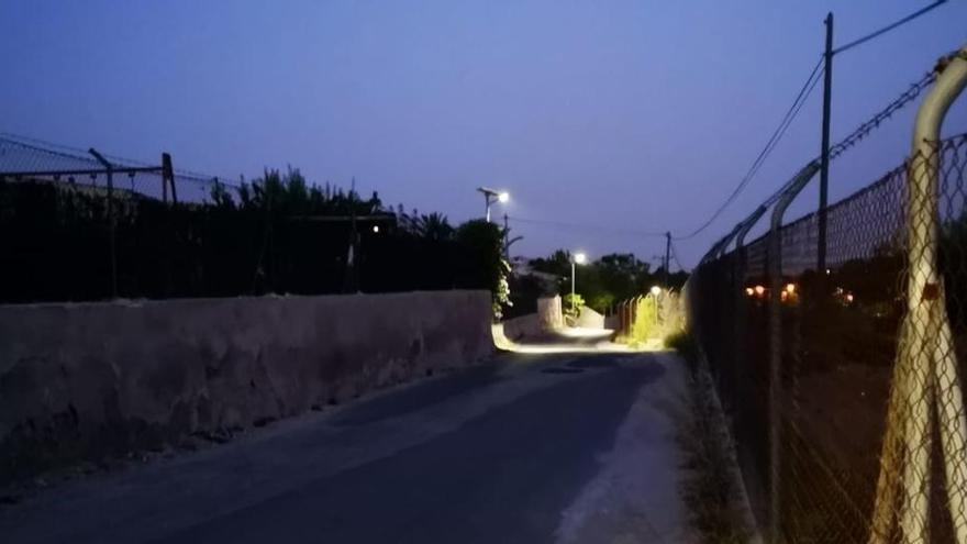 La concejalía de Servicios de Monóvar instala iluminación en el camino de la Pedrera