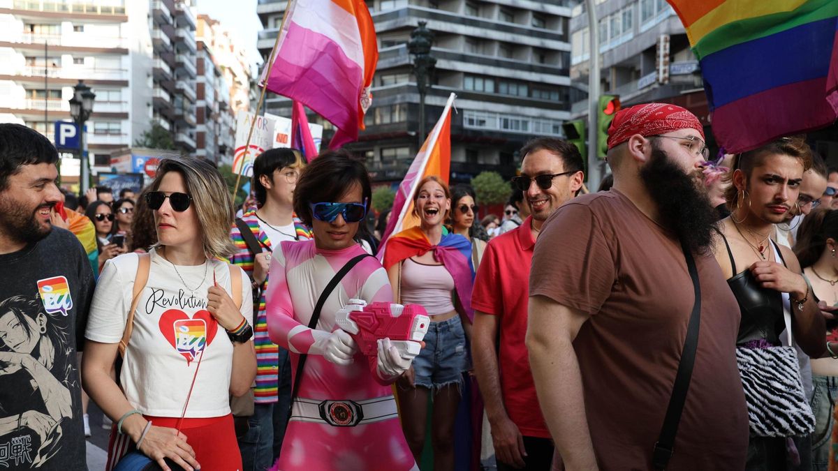 Una multitudinaria marcha celebra el Orgullo más colectivo en Vigo