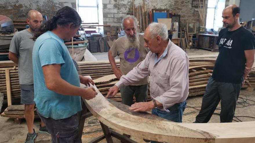 Manuel González &quot;Purro&quot; dirige el taller para la construcción de una nueva dorna de tope.   | // S.ÁLVAREZ