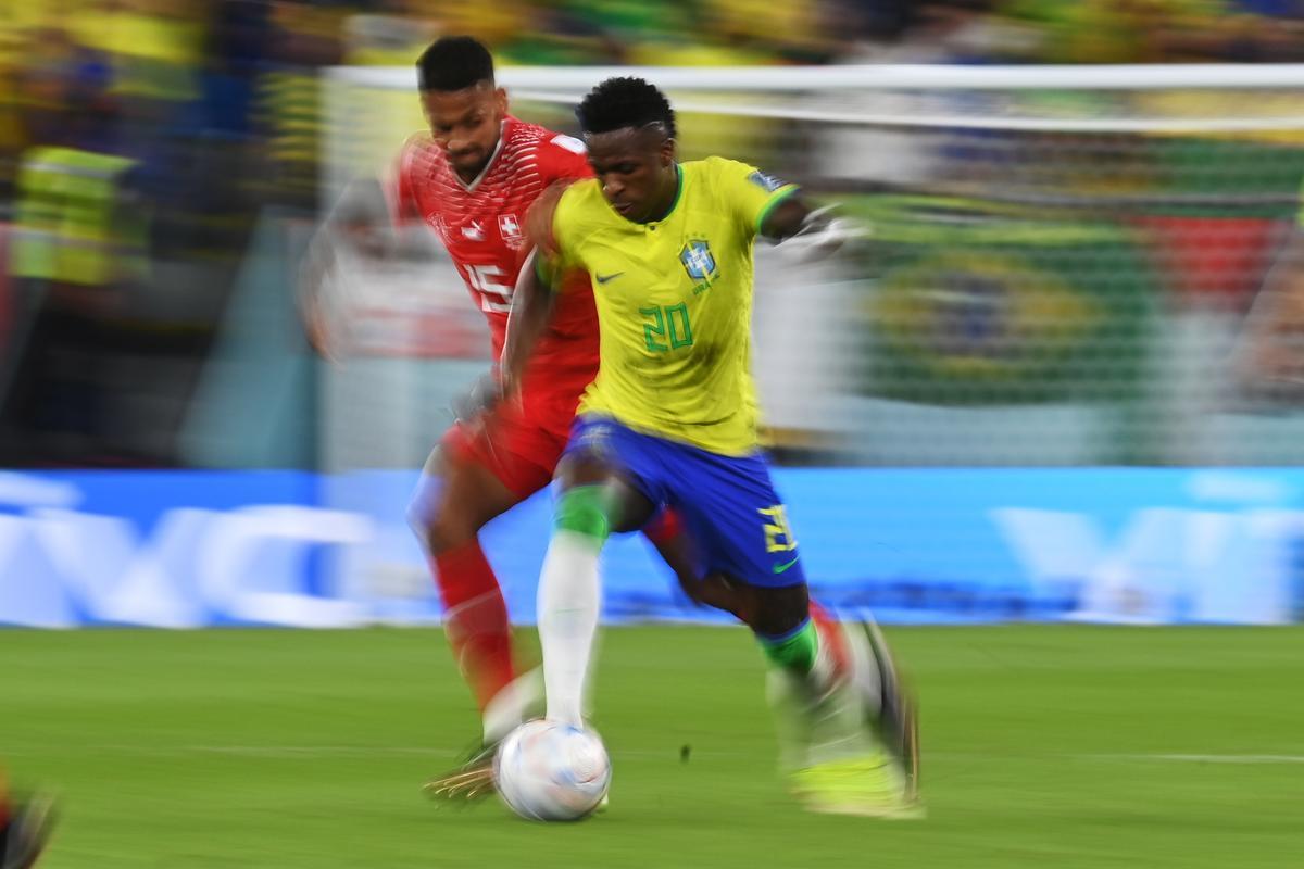 Doha (Qatar), 28/11/2022.- An image taken with a slow shutter speed of Vinicius Junior of Brazil in action against Djibril Sow (L) of Switzerland during the FIFA World Cup 2022 group G soccer match between Brazil and Switzerland at Stadium 947 in Doha, Qatar, 28 November 2022. (Mundial de Fútbol, Brasil, Suiza, Catar) EFE/EPA/Neil Hall