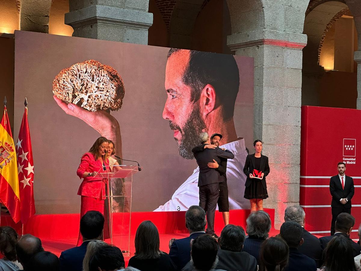 Dani Ochoa chef en Montia, mejor restaurante de Madrid 2026, recoge su premio.