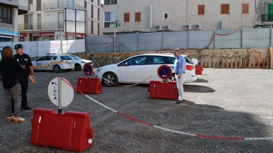 Virgilio Moreno observando las balizas del aparcamiento donde se lleva a cabo la prueba.