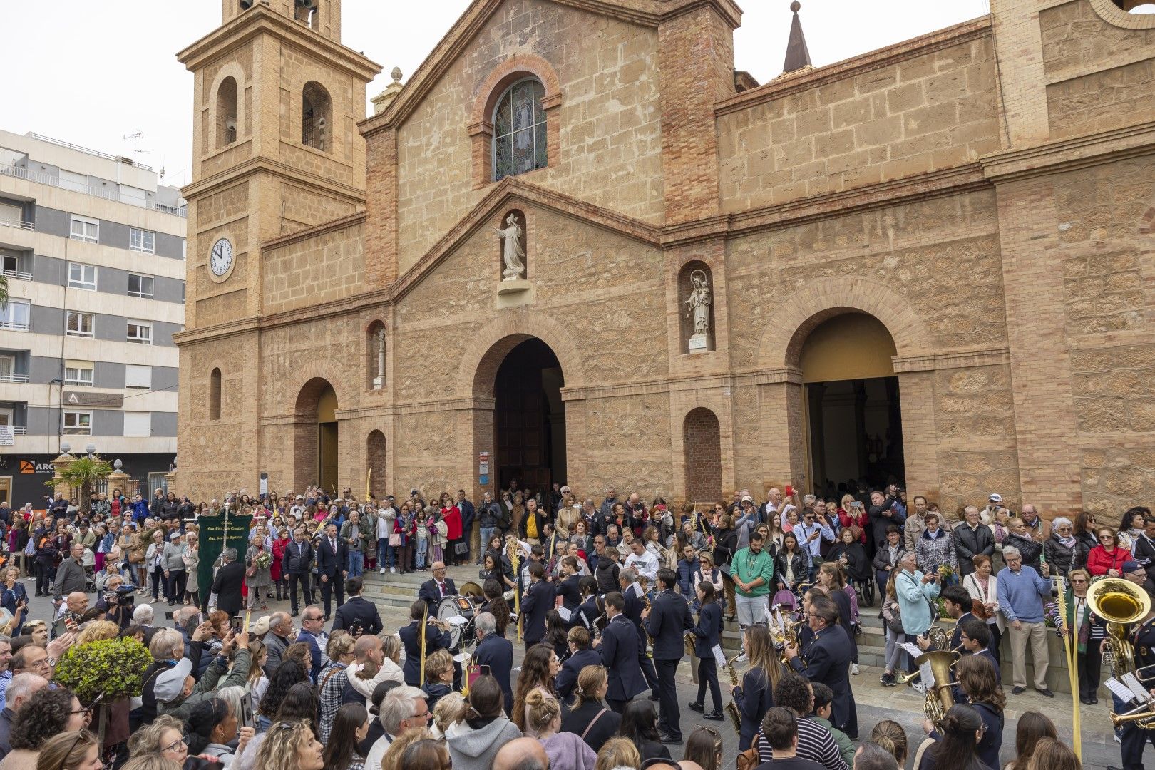 Bendición y procesión de Las Palmas en Torrevieja de Domingo de Ramos en la Semana Santa 2024