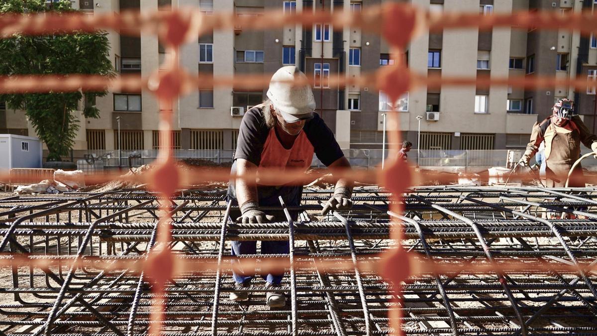 Archivo - Operario de la construcción en Málaga.