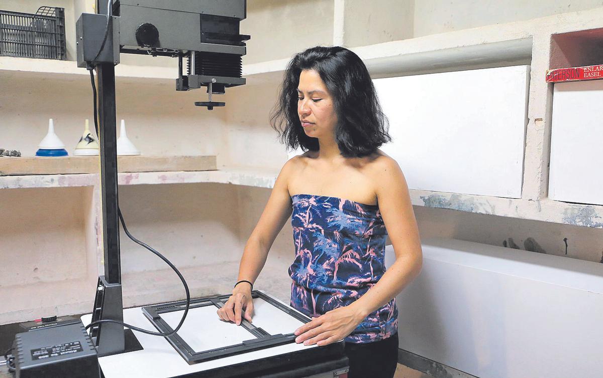 Rosa Gabriela Chávez, en el taller que ha habilitat davant la Casa Forestal on, dia a dia, no deixa de meravellar-se.