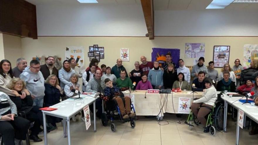 Foto grupal durante la visita. | C.A.I.