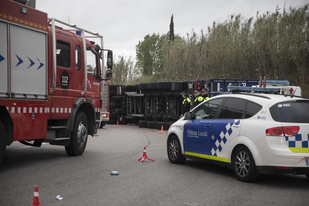 Bolca un camió i fa tallar la GI-600 a Blanes