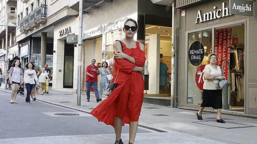 La bloguera pontevedresa Natalia Maquieira camina por la &quot;milla de oro&quot;, la calle Benito Corbal. // S. Álvarez