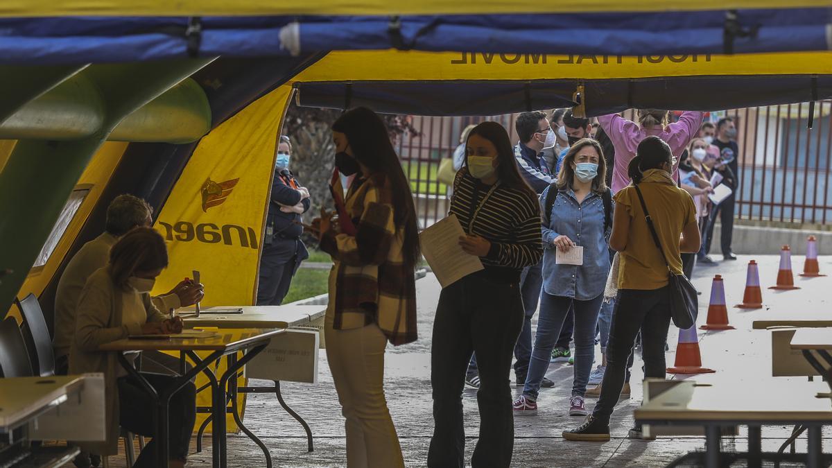 Profesores entrando a vacunarse el pasado viernes en el pabellón Esperanza Lag de Elche