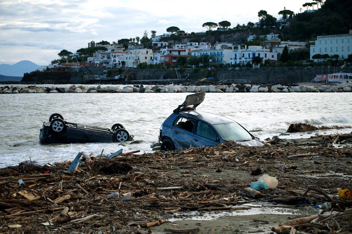 Un muerto y decenas de desaparecidos tras un corrimiento de tierra en la isla italiana de Ischia