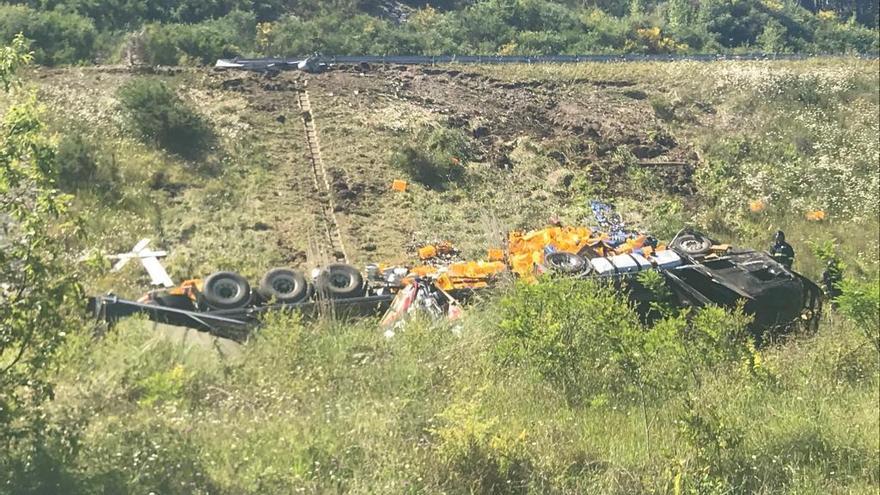 Un camión de cerveza vuelca en la Autovía del Cantábrico a la altura de Buelna, en Llanes