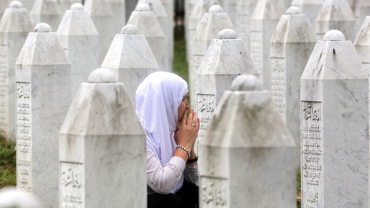 Una mujer musulmana asiste a una ceremonia para conmemorar el vigésimo sexto aniversario de la matanza de bosniomusulmanes de Srebrenica, en 202.