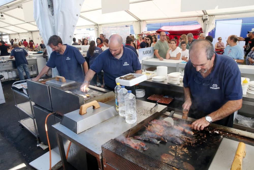 La XVII edición de la Festa do Marisco dijo adiós ayer con largas colas y miles de raciones vendidas.