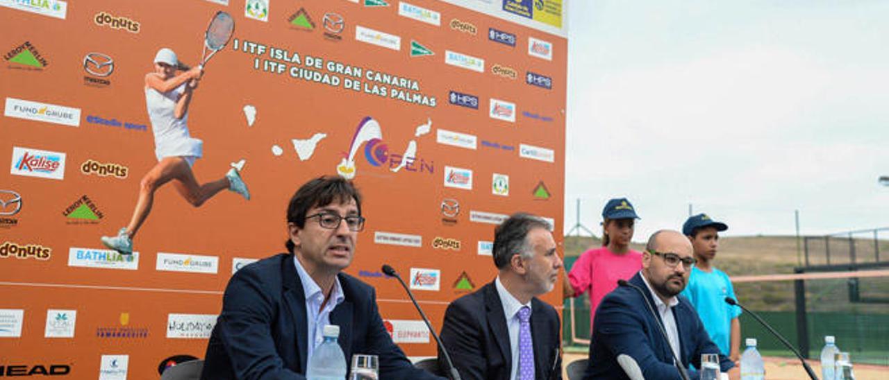 Martín, Torres y Romero en el acto de presentación.