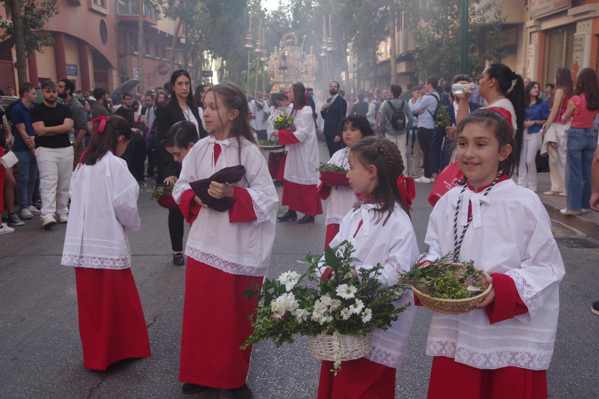 La Divina Pastora recorre las calles de Capuchinos en su procesión de alabanza, la primera del tiempo de gloria.