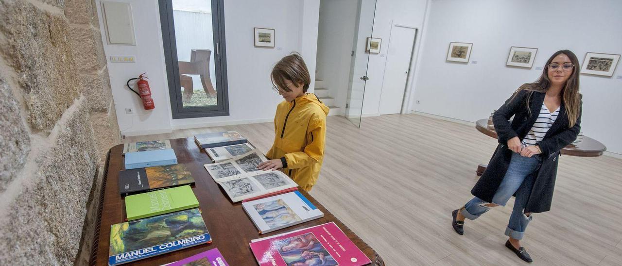 Visitantes na exposición de Manuel Colmeiro, na Galería Montenegro (Vigo).