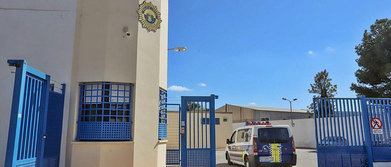 Entrada al depósito municipal de vehículos, en la Jefatura de la Policía Local de Orihuela.