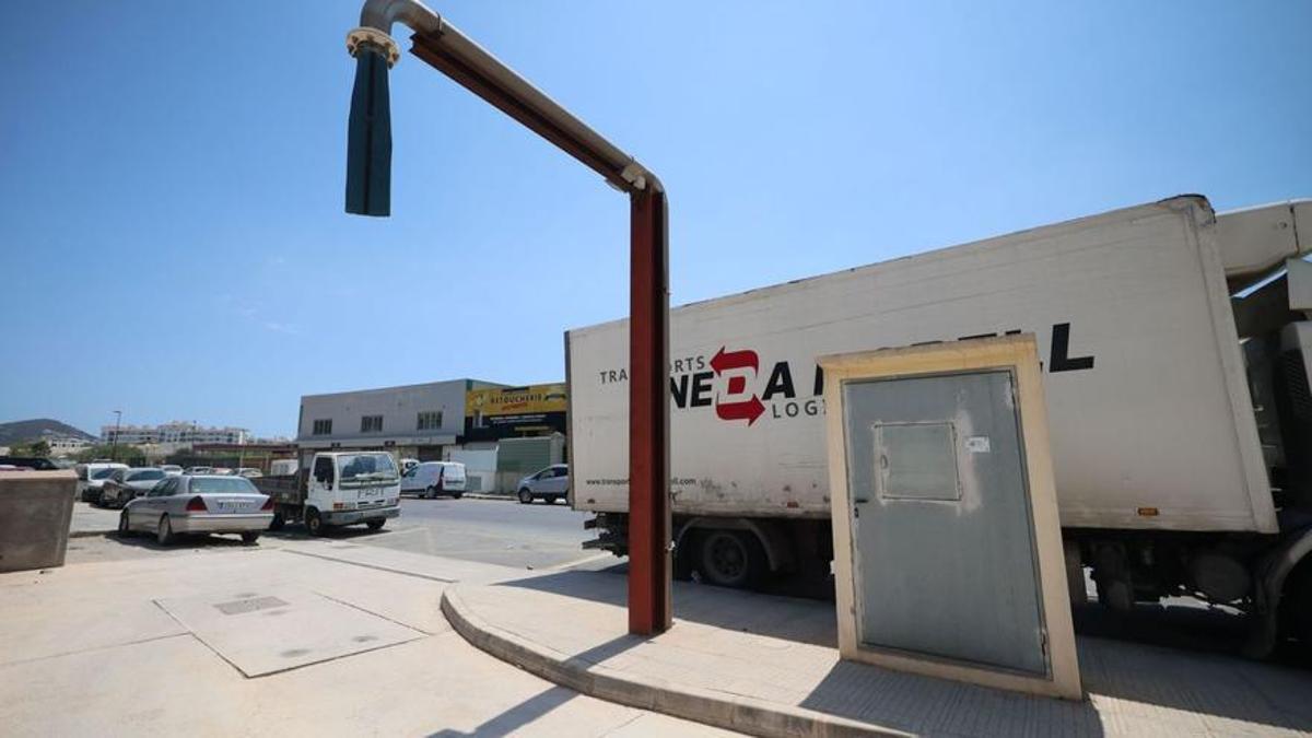 Dispensador de agua para camiones cisterna, junto a la desaladora de Eivissa. | MARCELO SASTRE