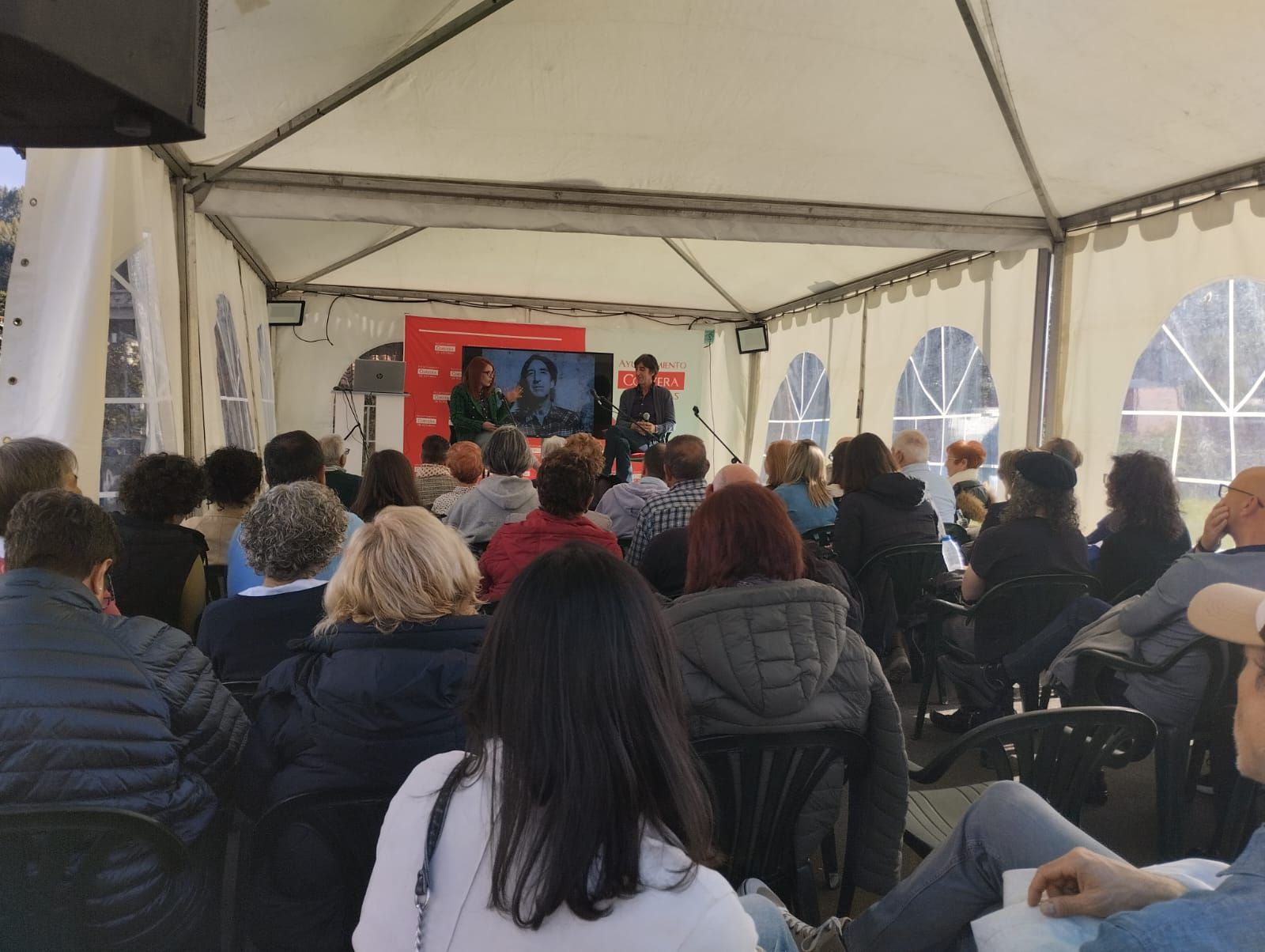 EN IMÁGENES: Los libros salen a la calle en el regreso de la feria de Corvera