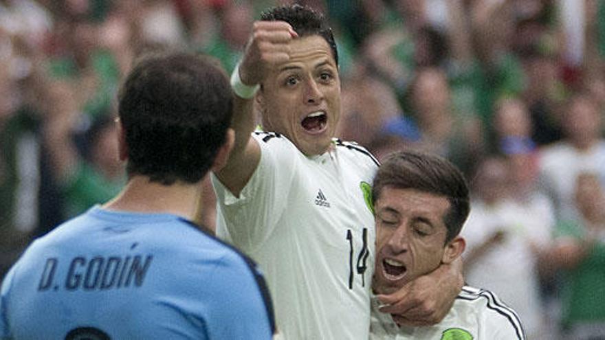 Herrera y Chicharito celebran el gol del primero.