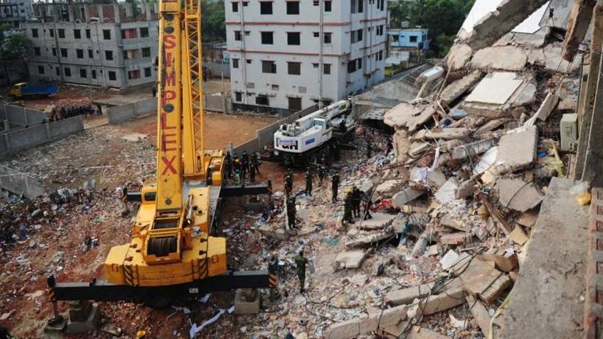 Los muertos en el derrumbe de edificio textil de Bangladesh superan el millar