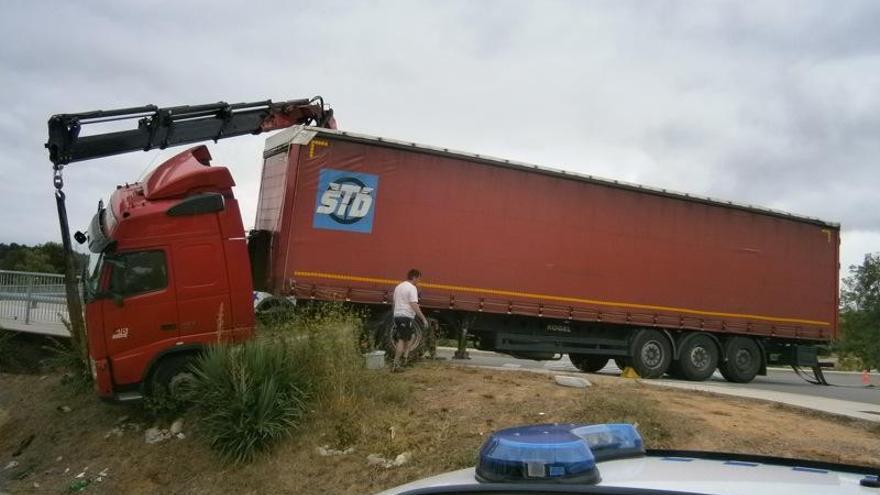 El camió accidentat als Comtals, a Manresa