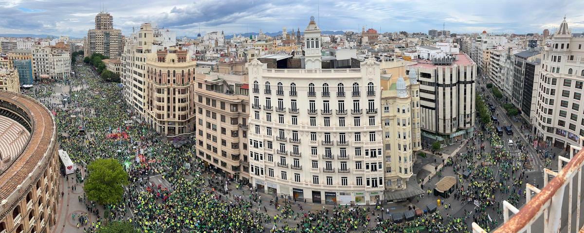 Taxistas y docentes colapsan el centro de València con sus protestas