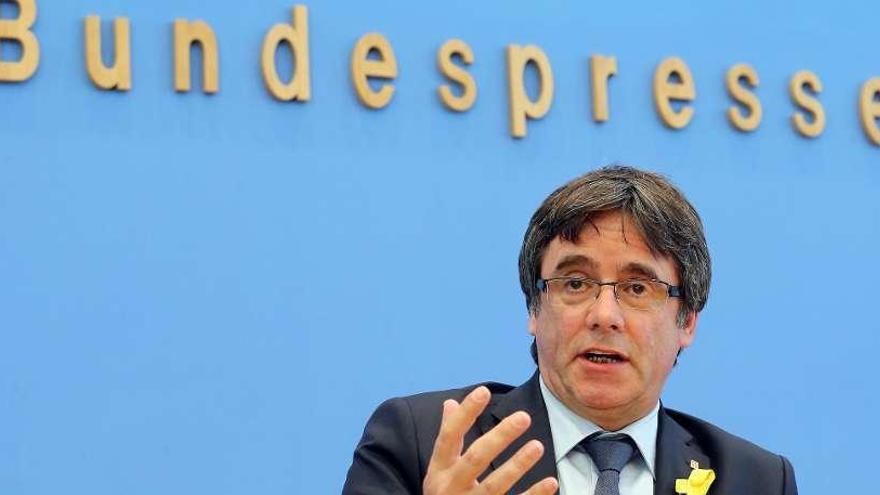 Puigdemont, ayer, en la rueda de prensa que ofreció en Berlín antes de regresar el sábado a Bélgica. // DPA