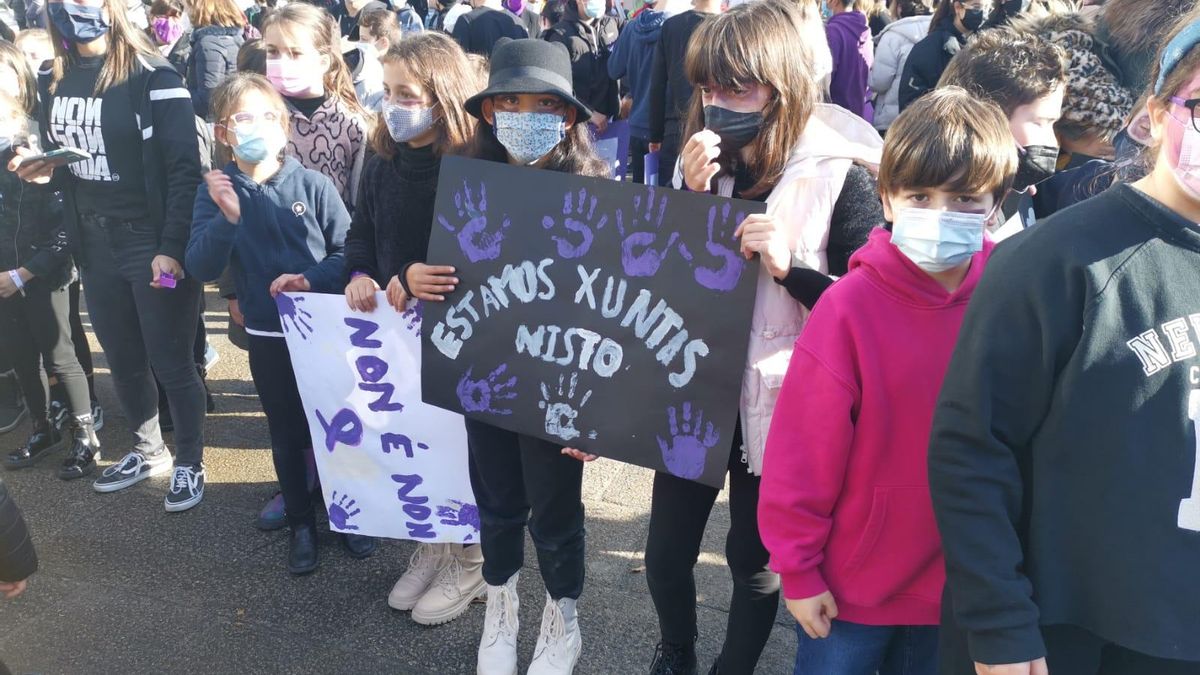 Alumnos de cangas durante los actos con motivo del 25-N en la Praza do Sinal.