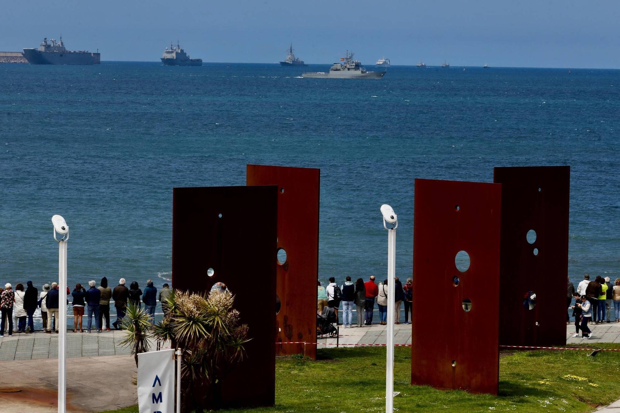 EN IMÁGENES: Así fue la revista naval  del Rey Felipe VI y la exhibición aérea en Gijón por el Día de las Fuerzas Armadas