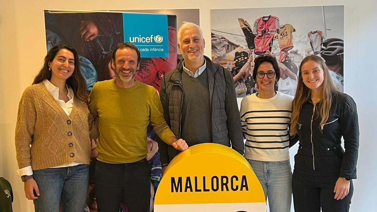 Imagen del acto de los organizadores de la Mallorca 312 con representantes de Unicef