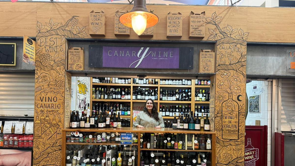 Triana, en el interior de la tienda Canary Wine.