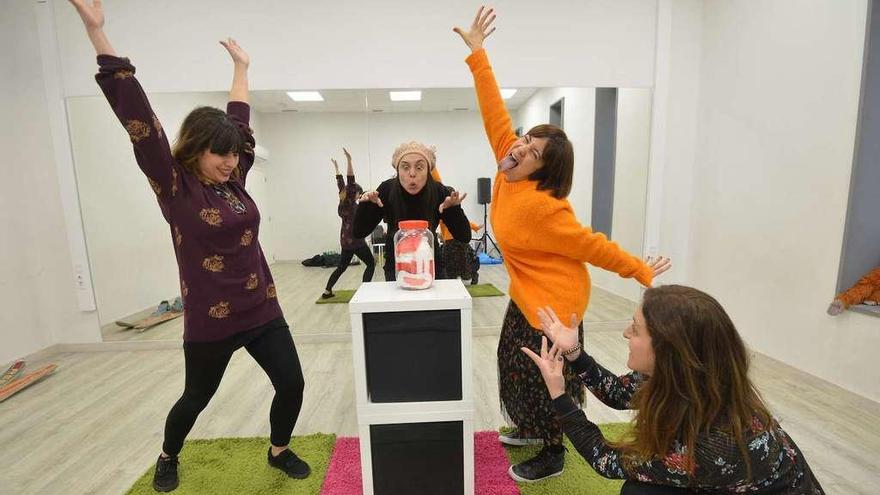 Debórah Vukusic, Rocío Romero, Arantxa Treus y María Bañobre en un descanso del ensayo de "Monstruación". // Gustavo Santos