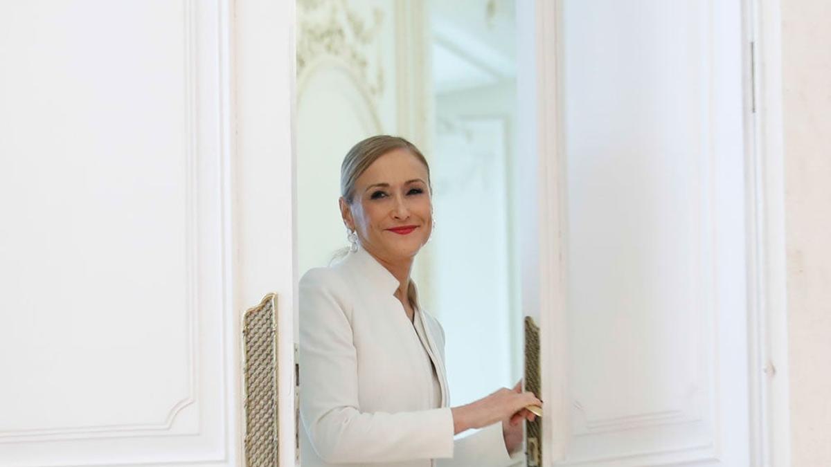 Cristina Cifuentes con traje blanco el día del anuncio de su dimisión
