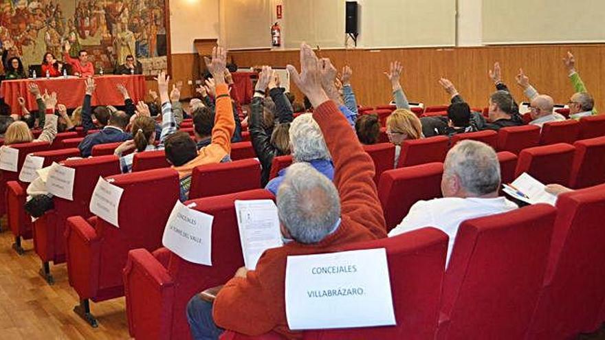 Votación del anteproyecto de los estatutos en la asamblea de concejales de la MIG celebrada ayer en La Encomienda.