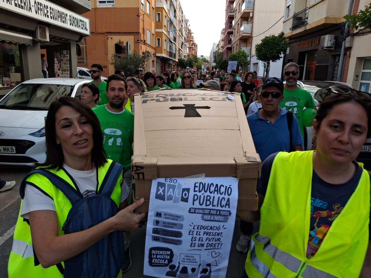 Las imágenes de la multitudinaria e histórica manifestación de los docentes y familias en Dénia
