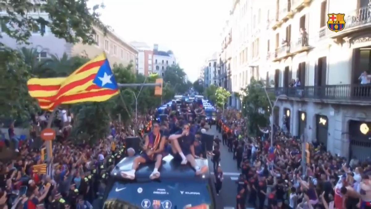 Lewandowski ondea una ‛estelada’ durante la rúa de celebración de LaLiga