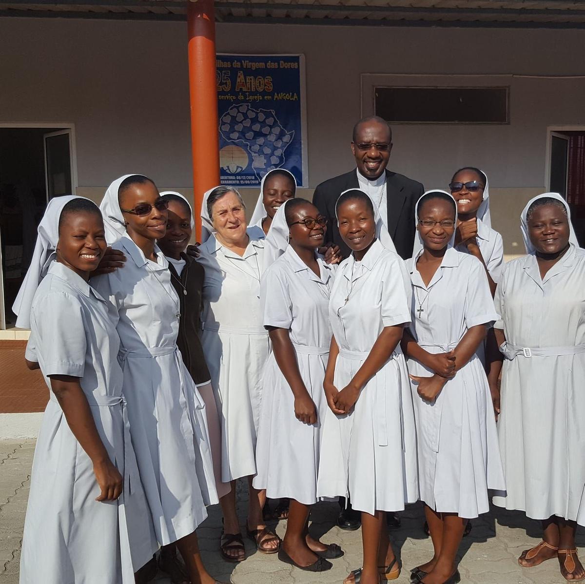 Hijas de la Virgen de los Dolores en su escuela de Bocoio, Angola