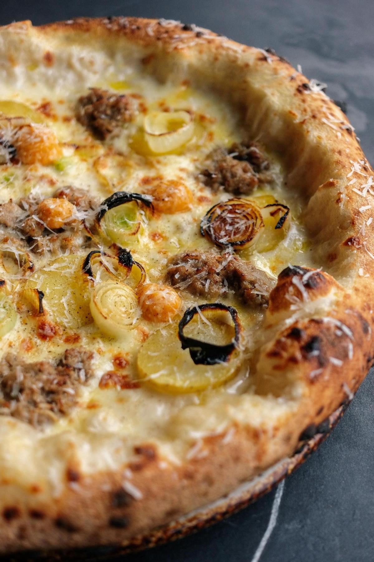 Así es la 'Pizza Baturra', con cebolla de Fuentes y ternasco de Aragón.