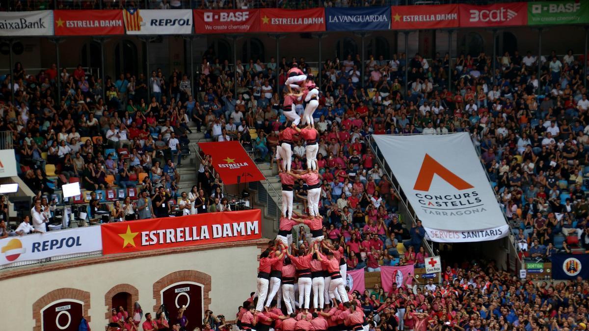 La Colla Vella dels Xiquets de Valls intentando el 4 de 10 amb folre i manilles en la segunda ronda del Concurs de Castells 2024 de Tarragona.