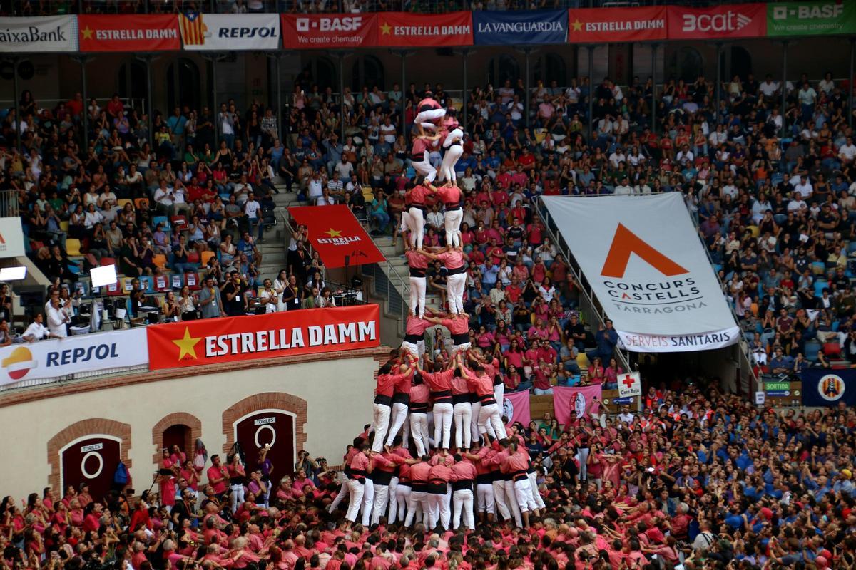 La Colla Vella dels Xiquets de Valls intentant el 4 de 10 amb folre i manilles a la segona ronda del Concurs de Castells 2024 de Tarragona.