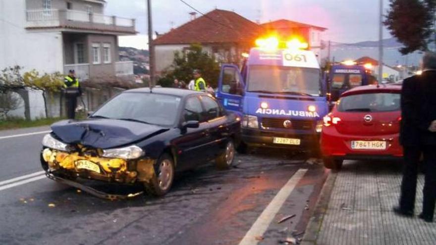 Arriba, el accidente en la PO-551 entre un Ford Mondeo y un Opel Astra. Abajo, los coches afectados por el choque de un conductor que se dio a la fuga.  // Gonzalo Núñez/J.L.L.