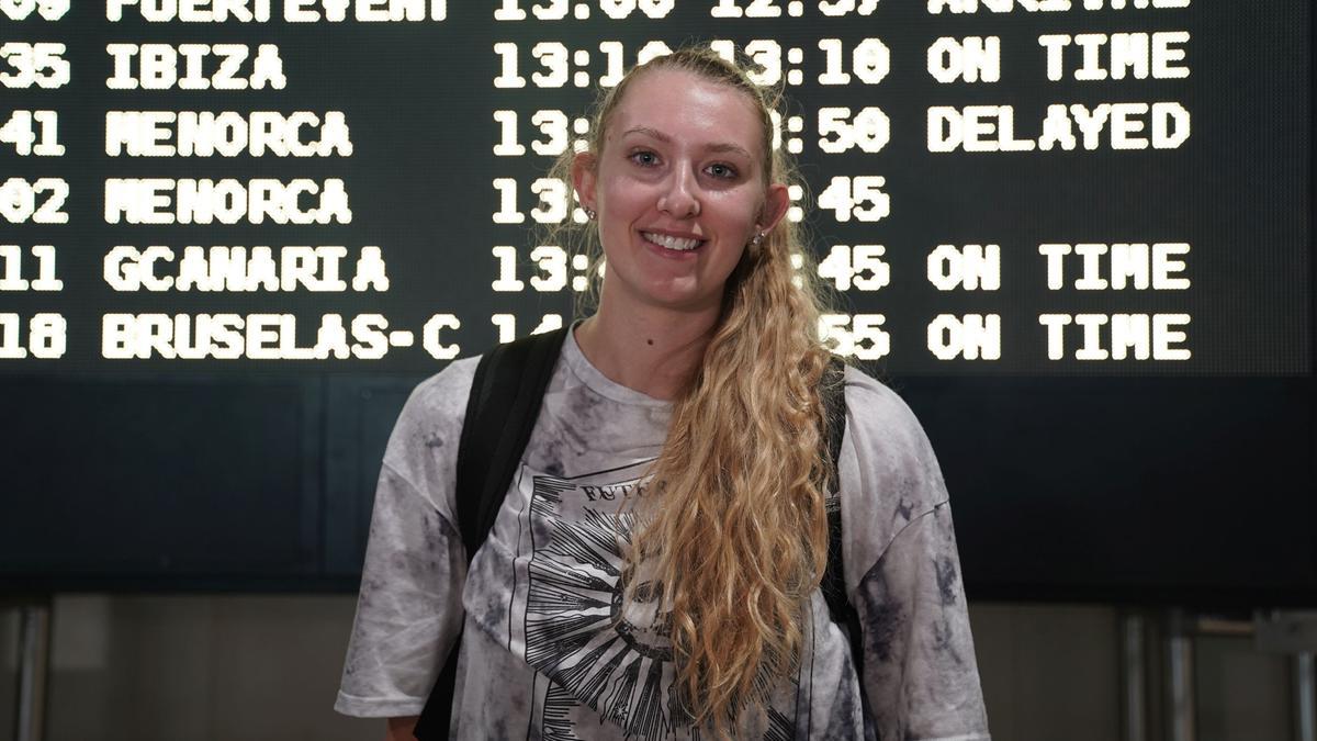 Lauren Cox, muy emocionada por su fichaje por el Valencia Basket, en su llegada a Manises