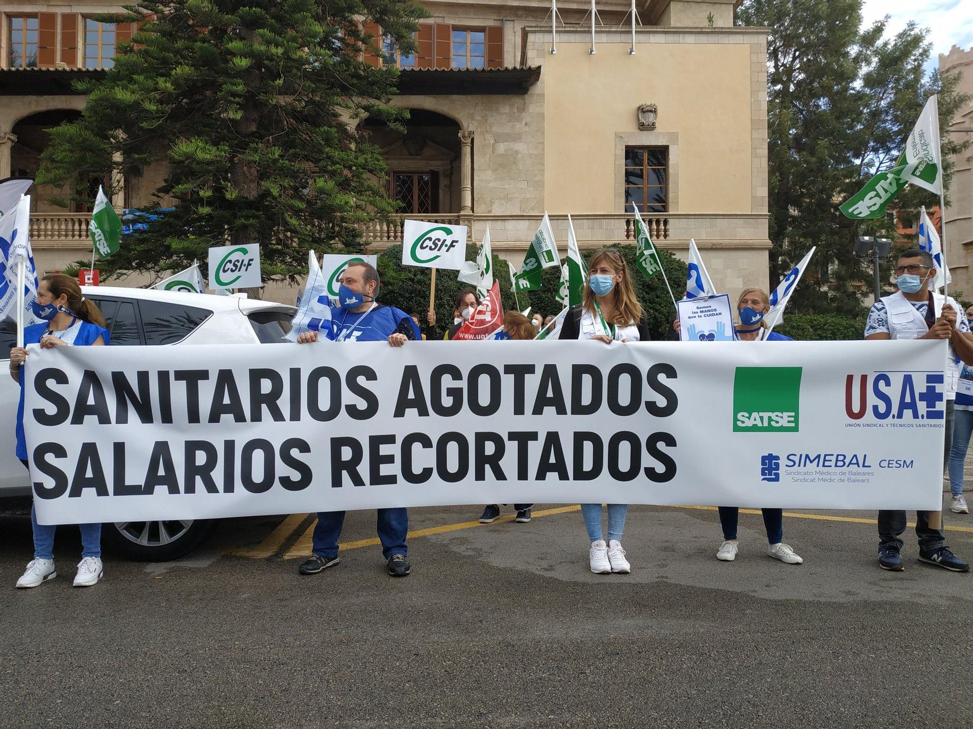 Manifestación frente al Consolat de Mar contra los recortes de sueldos a los funcionarios