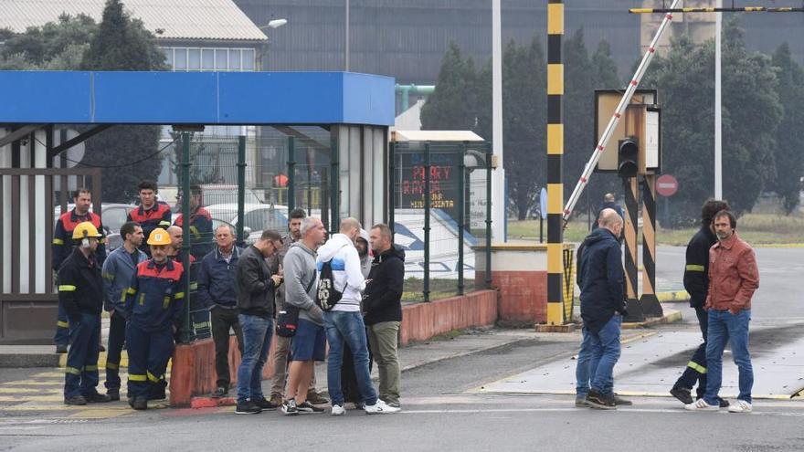 Los trabajadores de Alcoa se manifiestan en contra del anuncio de cierre de la factoría en A Coruña