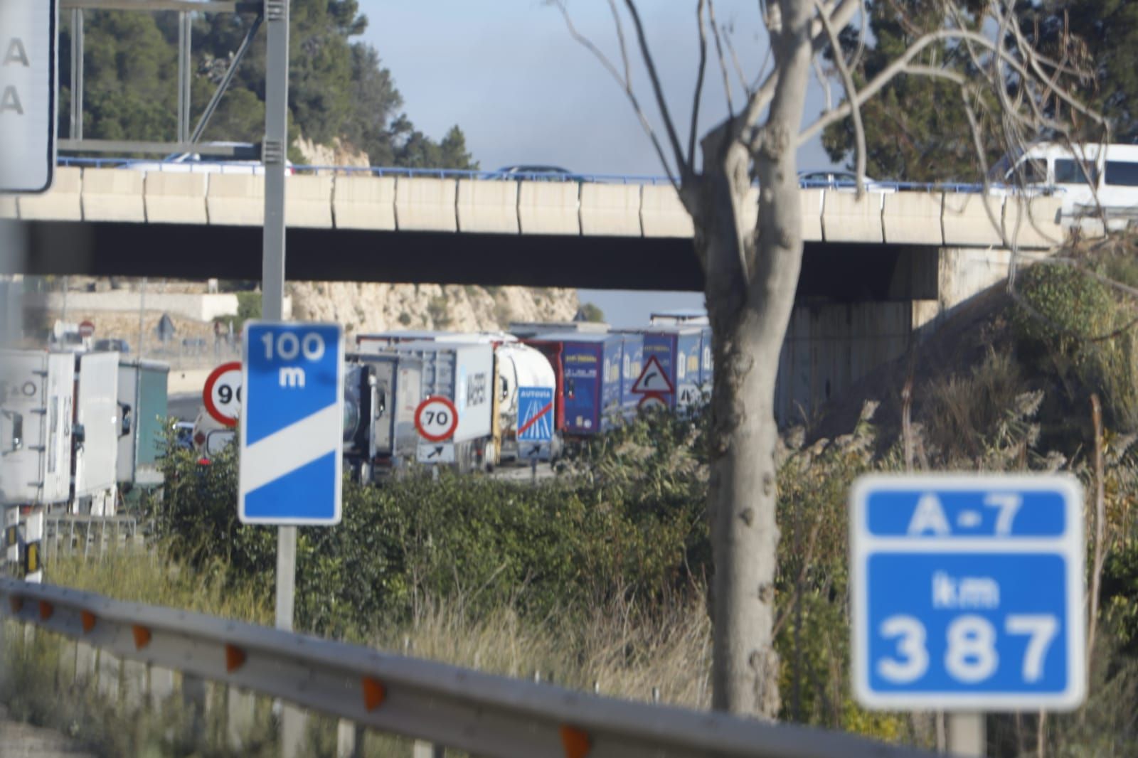 Accidente en la A-7: gran atasco al arder un camión de pintura en Alberic.