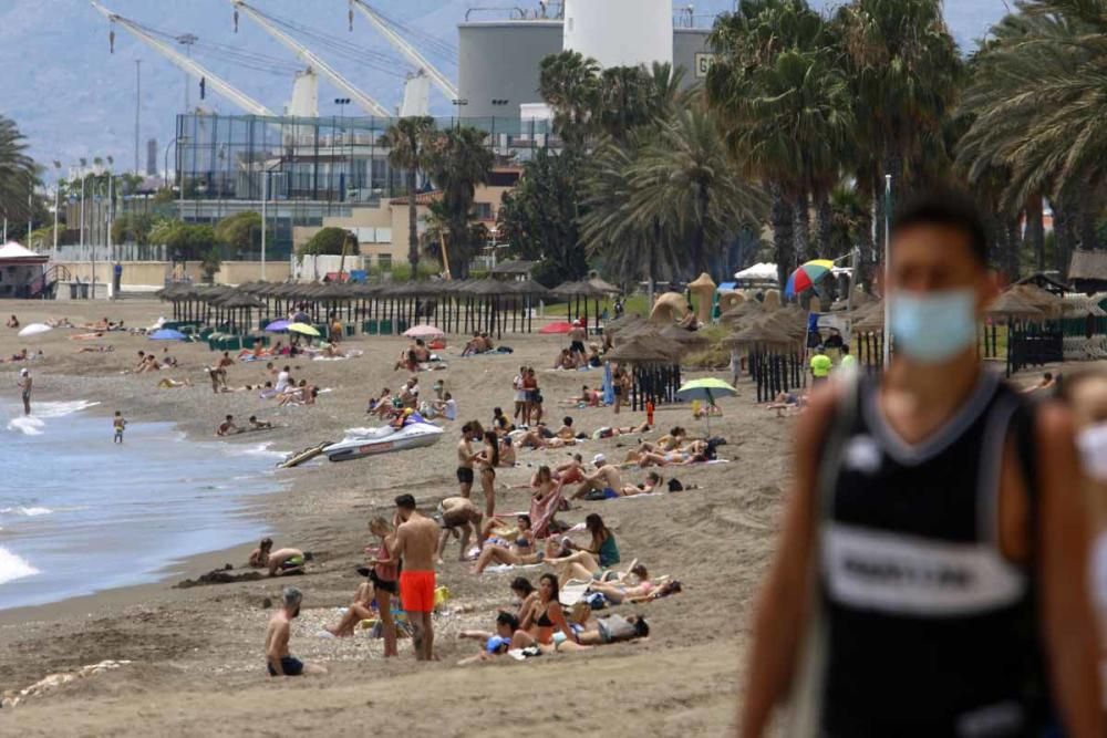 Los malagueños se lanzan a la playa