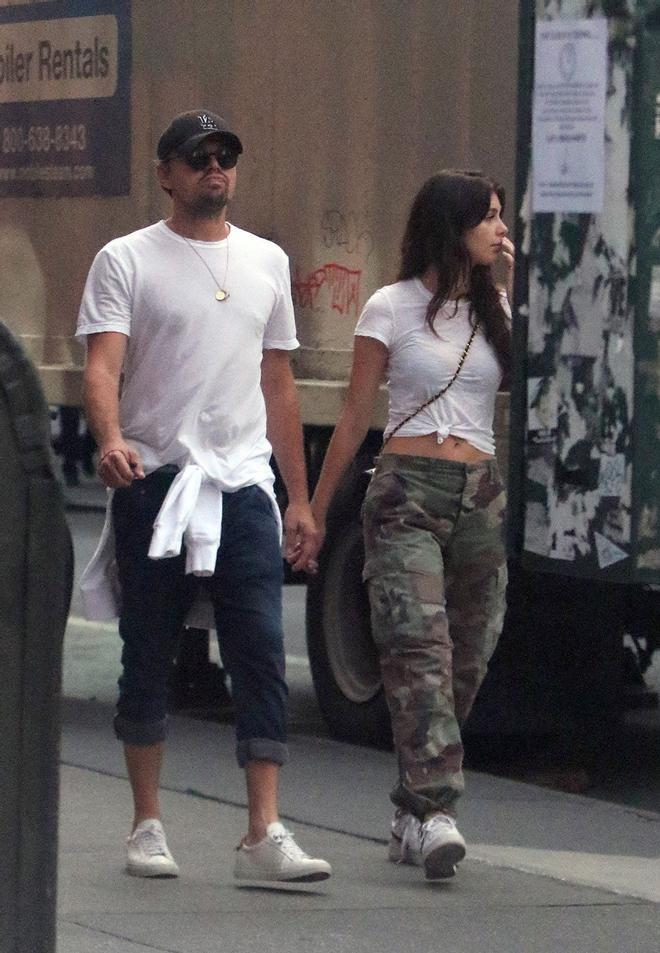 Leonardo DiCaprio y Camila Morrone pasean de la mano por Nueva York