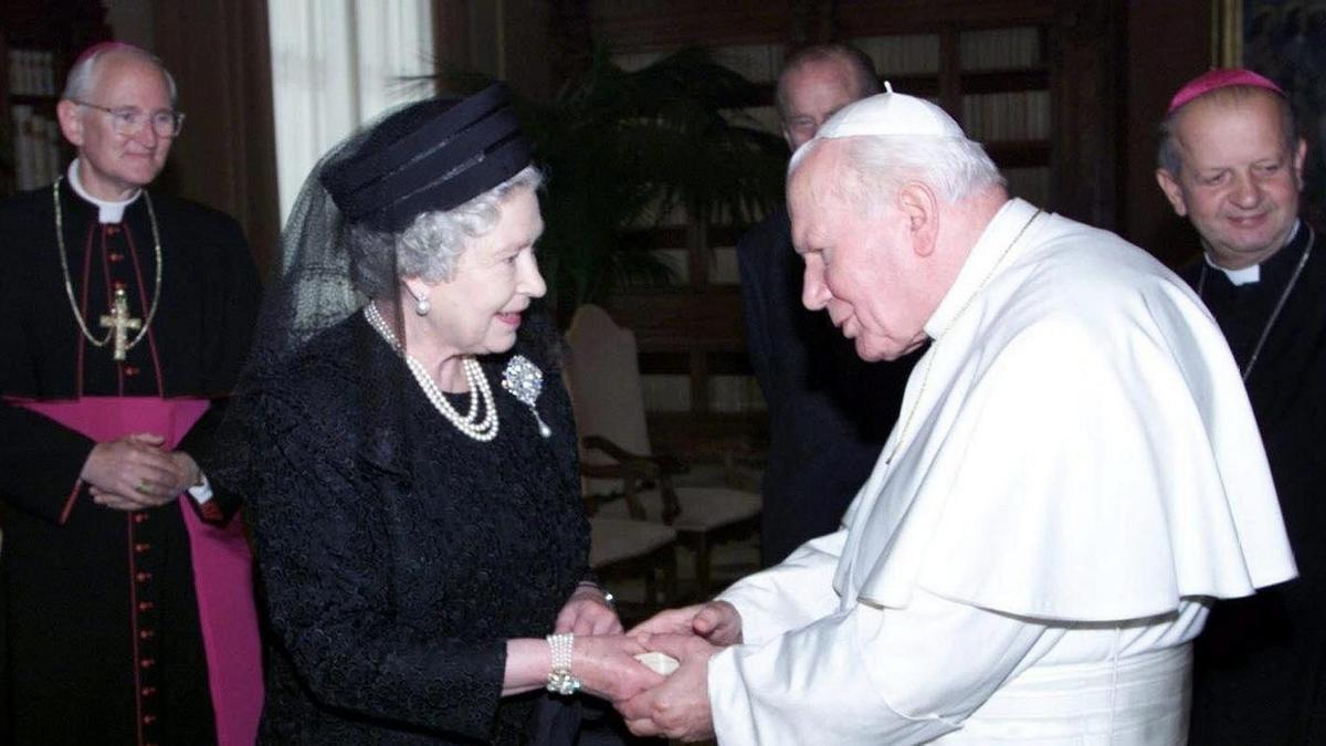 Isabel II con Juan Pablo II.
