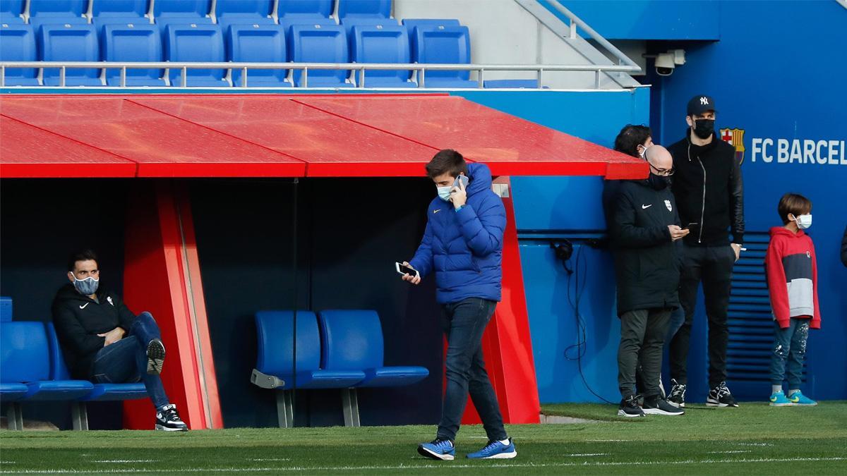 Eder Sarabia (banquillo) y Gerard Piqué (derecha, de pie) en el Estadi Johan Cruyff para el Barça B - Andorra